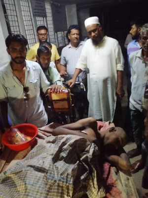 রাস্তায় পড়ে থাকা মানিকের পাশে দাঁড়ালেন হরিণাকুণ্ডুর সাবেক মেয়র