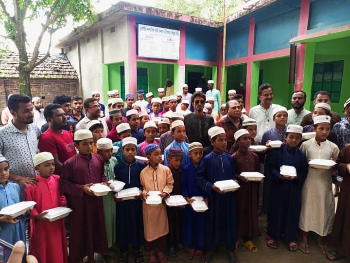 জীবননগরে মানবিক সংগঠনের উদ্যোগে মাদ্রাসা শিক্ষার্থীদের মধ্যে খাবার বিতরণ