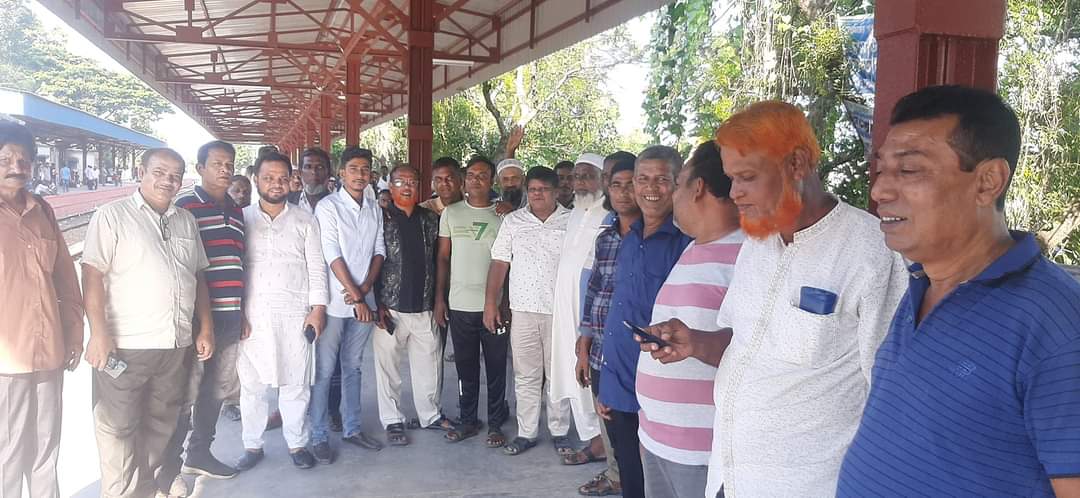গণসমাবেশে যোগ দিতে ট্রেনে খুলনার পথে নেতা-কর্মীরা