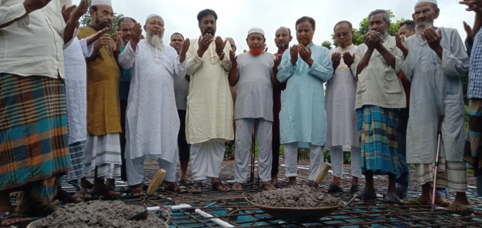 দামুড়হুদা দশমীতে মসজিদের ছাদ ঢালায় কাজের উদ্বোধন