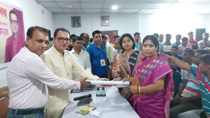 চুয়াডাঙ্গার ১২০টি পূজামণ্ডপে অনুদান প্রদানকালে দিলীপ কুমার আগরওয়ালা
