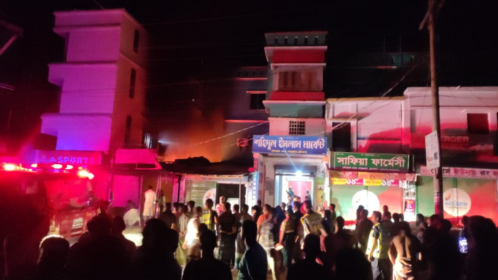 দামুড়হুদায় গভীর রাতে ফারুক সু-স্টোরে হঠাৎ ভয়াবহ আগুন