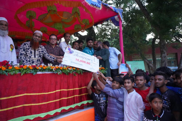 জাফরপুরে ফুটবল টুর্নামেন্টের ফাইনাল ও পুরস্কার বিতরণকালে দিলীপ কুমার আগরওয়ালা