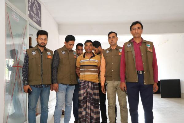 চুয়াডাঙ্গার আদালত চত্বর থেকে হাতকড়া খুলে পালিয়ে যাওয়া আসামি গ্রেপ্তার