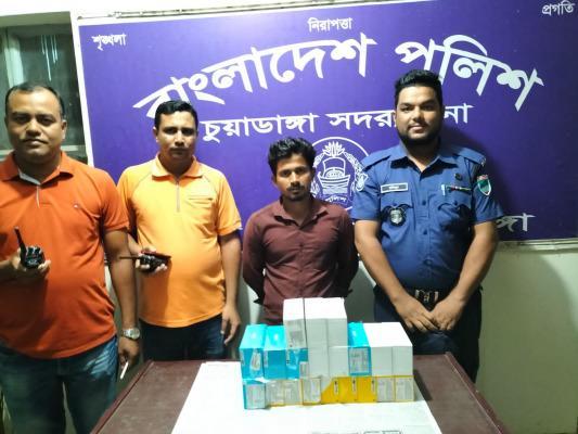 চুয়াডাঙ্গায় ২০টি মোবাইলসহ চোরাকারবারি গ্রেপ্তার