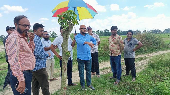 ঝাজরীতে আবাসন প্রকল্পে নতুন ঘর নির্মাণে জায়গা পরিদর্শনকালে ইউএনও শামীম ভূইয়া