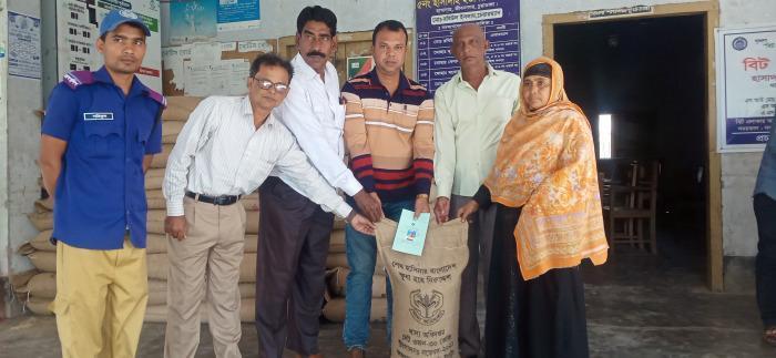 জীবননগরের হাসাদাহে ভিজিডি চাল বিতরণ