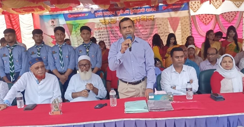 আলমডাঙ্গায় শেখ রাসেল ফুটবল টুর্নামেন্টের উদ্বোধনকালে ডিসি আমিনুল ইসলাম খান