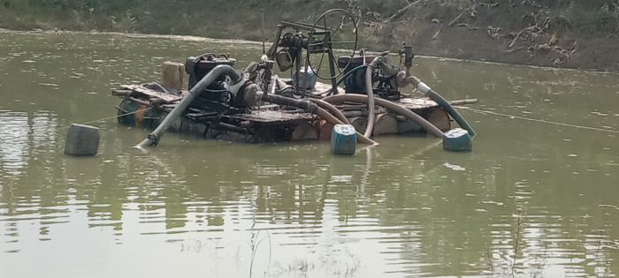 দিঘড়ীর বিলের পাশে ড্রেজার মেশিন দিয়ে অবৈধভাবে বালু উত্তোলন