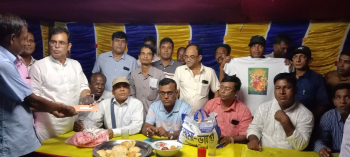 শারদীয় দুর্গোৎসব উপলক্ষে কেডিকের দেহাটিতে মন্ডপে আর্থিক অনুদান ও গেঞ্জি বিতরণ