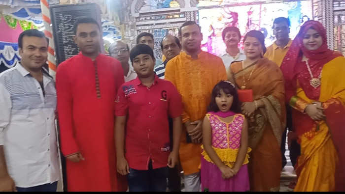 আলমডাঙ্গায় পূজা মণ্ডপ পরিদর্শনকালে ডিসি আমিনুল ইসলাম খান