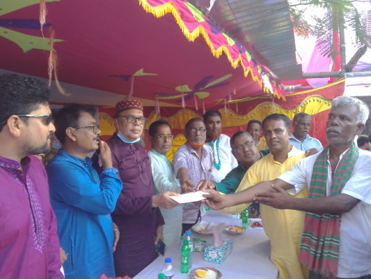 হরিণাকুণ্ডুর বিভিন্ন পূজামণ্ডপে এমপির শুভেচ্ছা অনুদান প্রদান