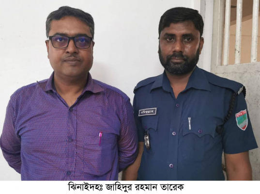 দৈনিক মাথাভাঙ্গার সাংবাদিকের আদালতে আত্মসমর্পন