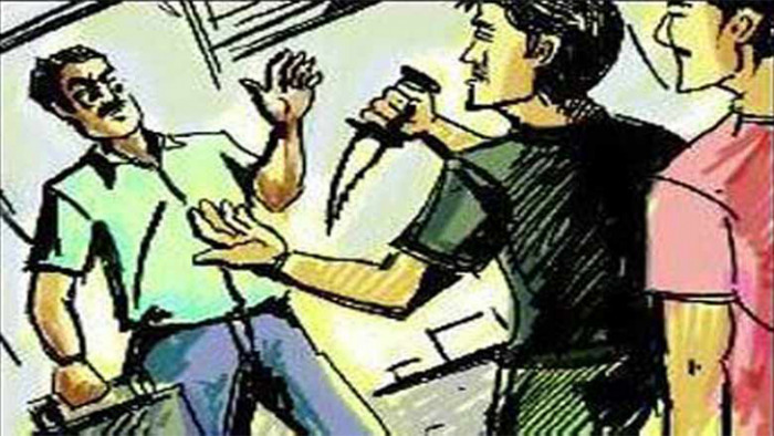 অল্পের জন্য রক্ষা পেলেন পাখিভ্যানের যাত্রীরা