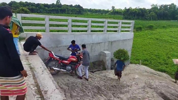সেতু আছে, নেই সংযোগ সড়ক