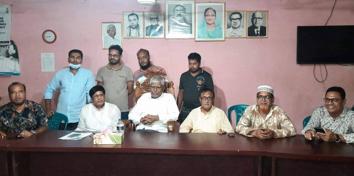 আলমডাঙ্গায় দলীয় নেতা-কর্মীদের সাথে মতবিনিময়কালে এমপি ছেলুন জোয়ার্দ্দার