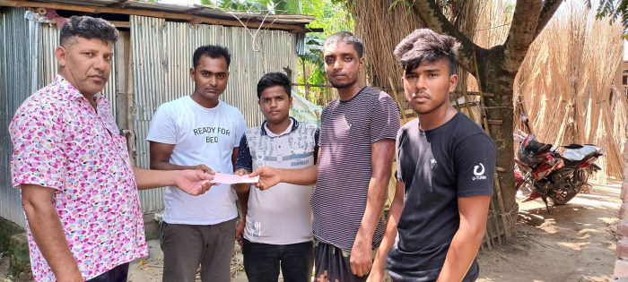 চুয়াডাঙ্গার তিতুদহে অসহায় দিনমজুরকে নগদ অর্থ সহায়তা প্রদান