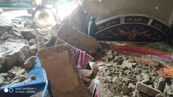 উথলীতে আলমসাধু নিয়ন্ত্রণ হারিয়ে ঢুকে পড়ল বসতঘরে