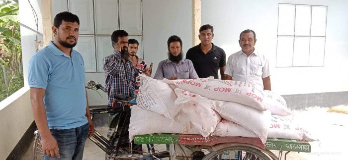 চুয়াডাঙ্গার খাড়াগোদা বাজারে ভ্যানভর্তি করে সার পাচারের চেষ্টা