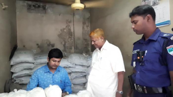 বেশি দামে চিনি বিক্রি, ভোক্তা অধিকার সংরক্ষণ অধিদপ্তরের অভিযান