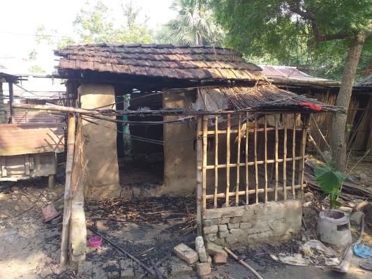 আলমডাঙ্গায় পূর্বশত্রুতার জেরে রান্নাঘরে অগ্নিসংযোগের অভিযোগ