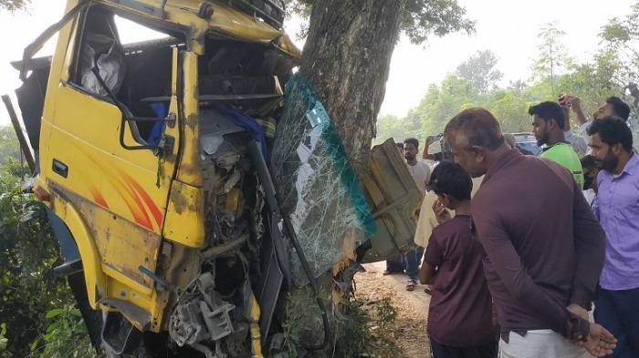 গরুবোঝাই ট্রাক নিয়ন্ত্রণ হারিয়ে গাছে ধাক্কা, দুই ব্যাবসায়ীর মৃত্যু