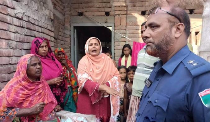 মেহেরপুর গাংনীর চৌগাছায় দিন-দুপুরে দুই বাড়িতে চোরেদের তাণ্ডব