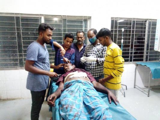 দামুড়হুদায় গরু চুরির অপবাদ দিয়ে যুবককে কুপিয়ে জখম