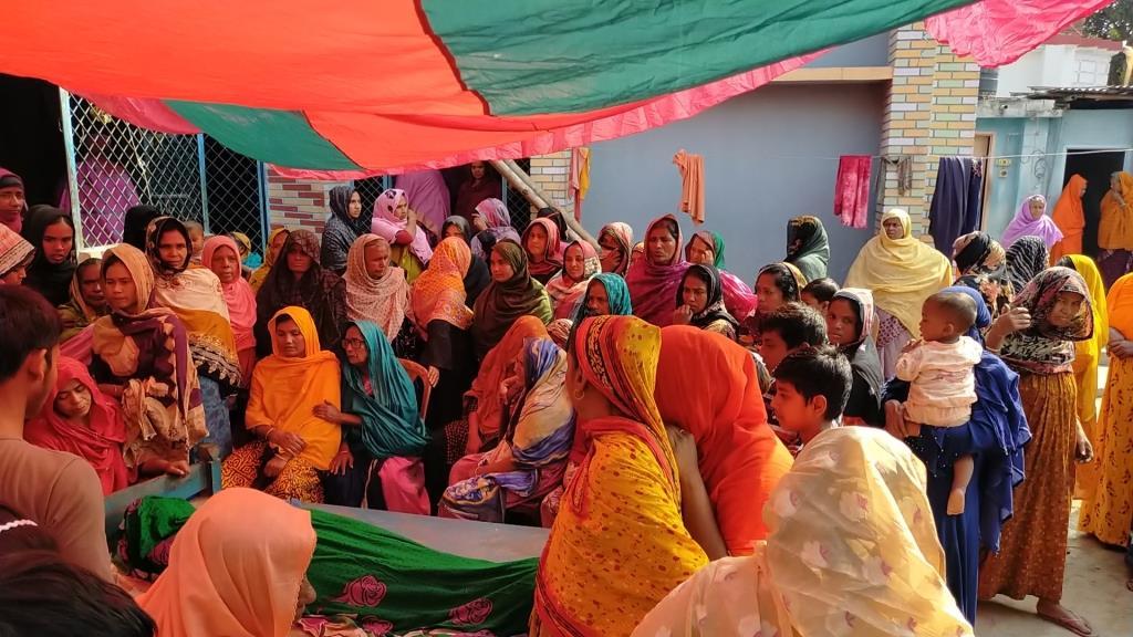 স্ত্রীর পরকিয়ায় গলায় ফাঁস দিয়ে স্বামীর আত্মহত্যা