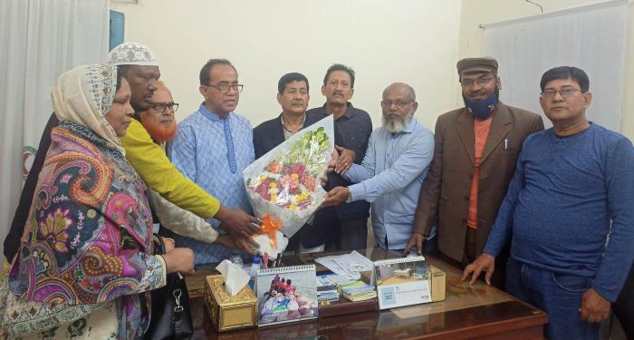 চুয়াডাঙ্গা রেডক্রিসেন্ট ইউনিটের চেয়ারম্যান হিসেবে মাহফুজুর রহমান মনজুকে ফুলেল শুভেচ্ছায় বরণ