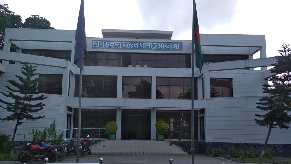 পালিয়ে বিয়ে করা মেয়েকে উদ্ধার করে মা-বাবার হেফাজতে দিল পুলিশ