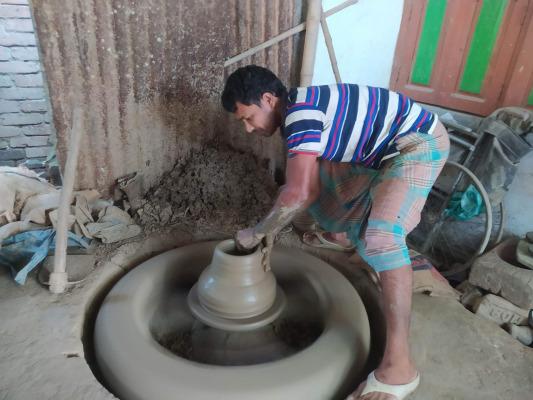 শীতের আগমনে কুমারপাড়ায় ব্যস্ততা