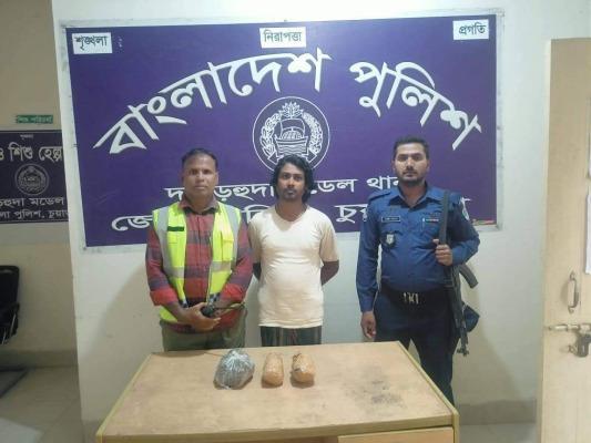 দামুড়হুদায় এক কেজি গাঁজাসহ চন্দ্রবাসের রকিবুল আটক