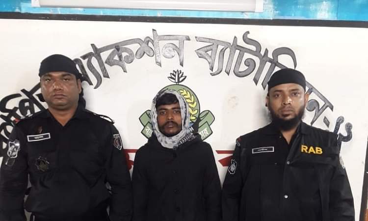 গাংনীতে র্যাবের অভিযানে চোলাই মদসহ যুবক আটক