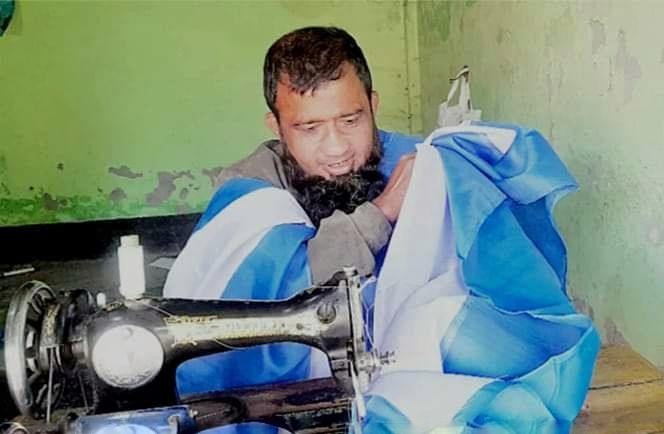 বিনামূলে সেলাই করছেন আর্জেন্টিনার পতাকা