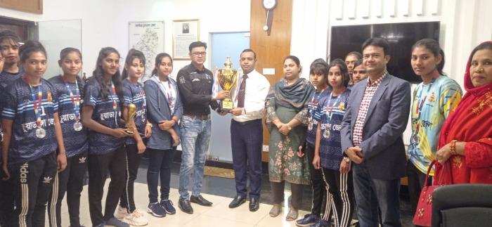 বিভাগীয় পর্যায়ে অর্জিত বালিকা ফুটবলের রানার্স আপ ট্রফি চুয়াডাঙ্গা জেলা প্রশাসকের নিকট হস্তান্তর