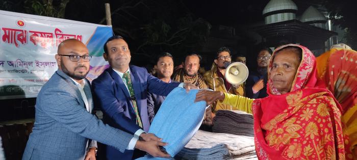 চুয়াডাঙ্গায় শীতার্তদের মাঝে জেলা প্রশাসকের কম্বল বিতরণ