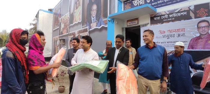 চুয়াডাঙ্গায় তৃতীয় লিঙ্গের মানুষের মধ্যে শীতবস্ত্র বিতরণ