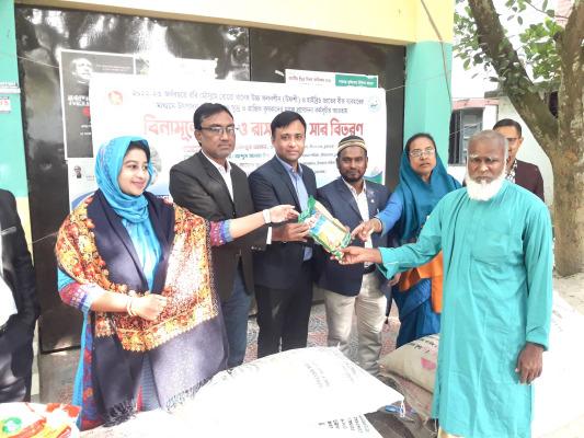 জীবননগরে কৃষকদের মাঝে বিনামূল্যে সার ও বীজ বিতরণ
