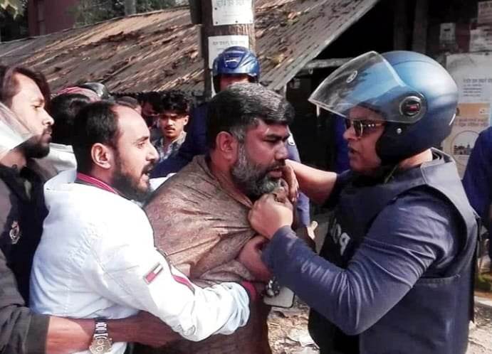 ‘বিএনপি নেতাকে টেনে-হিঁচড়ে আটকের ভিডিও ভাইরাল, সমালোচিত পুলিশ’