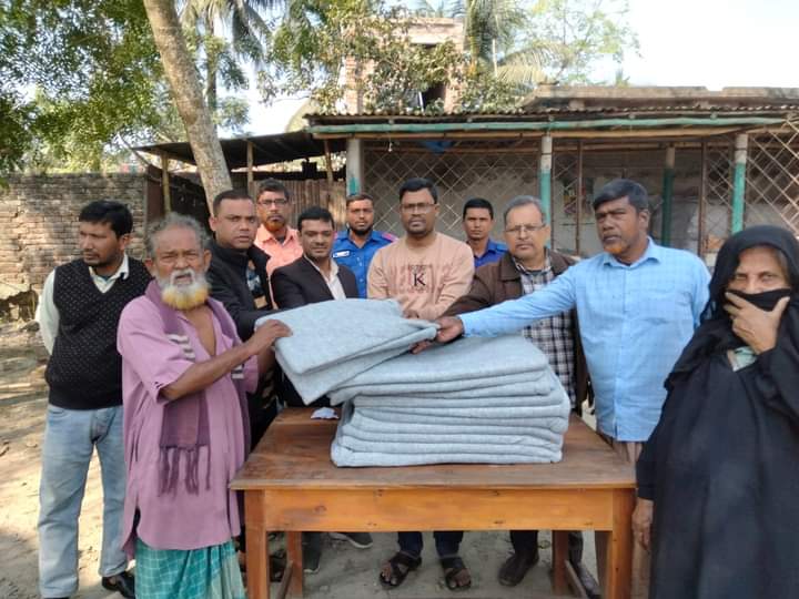 কেডিকে ইউনিয়ন পরিষদের উদ্যোগে শীতার্ত মানুষের মাঝে কম্বল বিতরণ