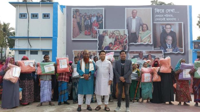 তাঁরাদেবী ফাউন্ডেশনের উদ্যোগে তৃতীয় লিঙ্গের মানুষের মধ্যে শীতবস্ত্র কম্বল বিতরণ