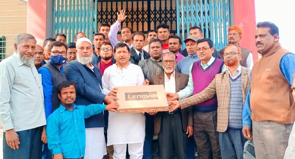 ঘোলদাঁড়ী বাজার মাধ্যমিক বালিকা বিদ্যালয়ে ল্যাপটপ উপহার দিলেন টোটন জোয়ার্দ্দার