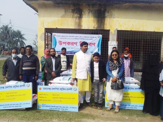 হরিণাকুণ্ডতে মৎস্য চাষীদের মাঝে উপকরণ বিতরণ