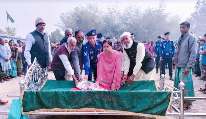 রাষ্ট্রীয় মর্যাদায় বীর মুক্তিযোদ্ধা নজির আহমেদের দাফন সম্পন্ন  