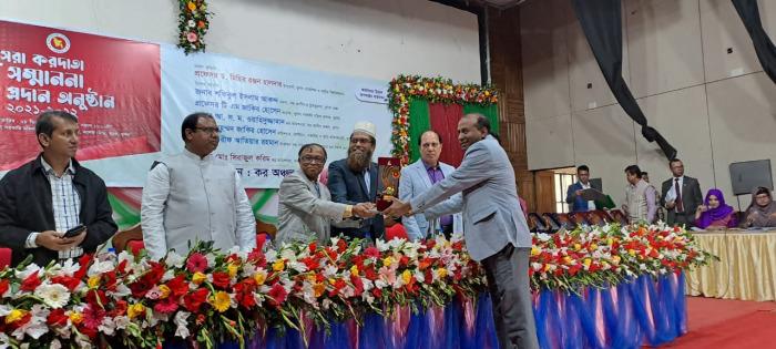 আবারও জেলার সেরা করদাতা সম্মাননা পুরস্কার পেলেন বিশিষ্ট ঠিকাদার ব্যবসায়ী ওসমান গনি রতন
