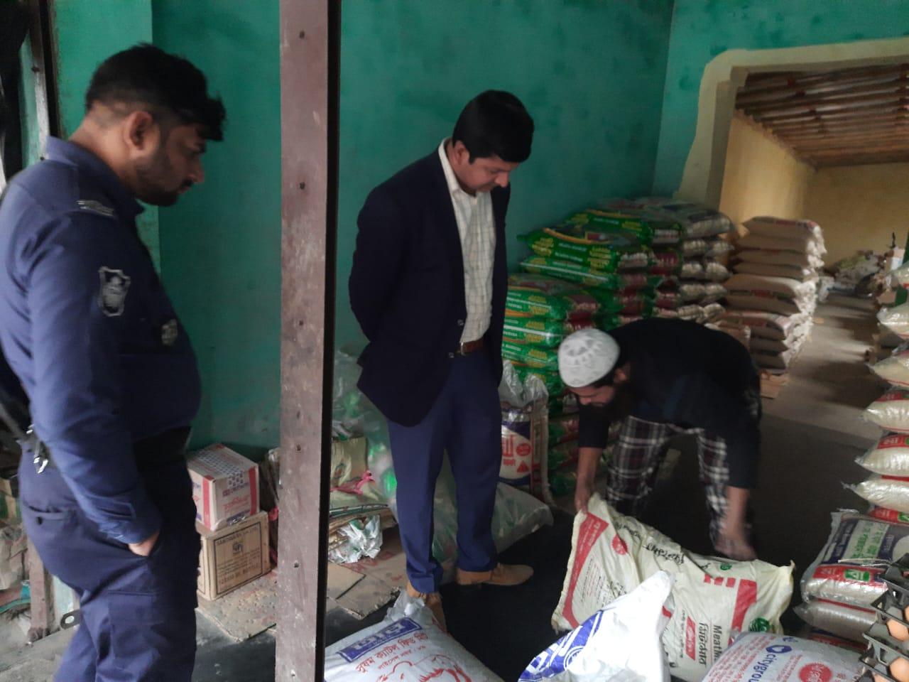 আলমডাঙ্গার ব্রিজ মোড়ে ভোক্তা অধিকার সংরক্ষণ অধিদপ্তরের অভিযান