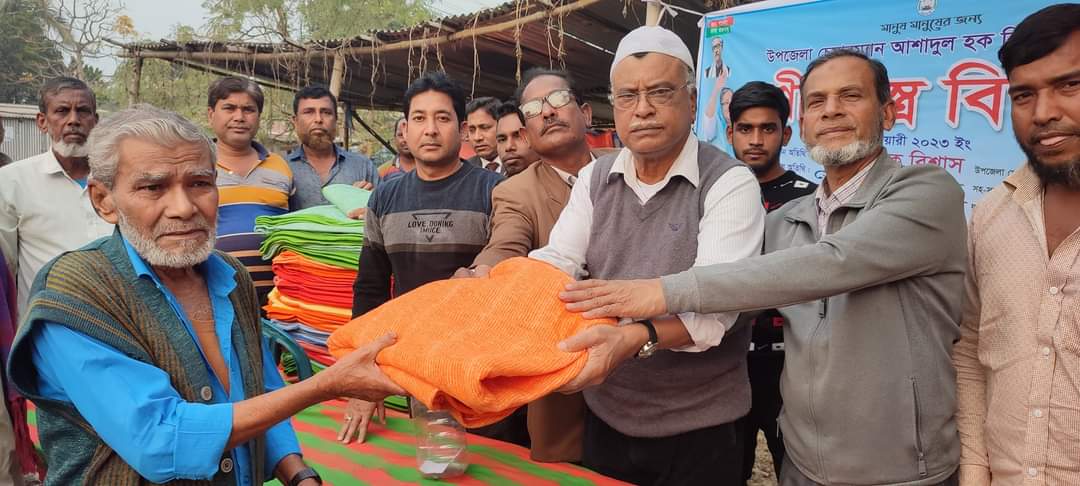 চুয়াডাঙ্গার পদ্মবিলায় শীতবস্ত্র বিতরণকালে আসাদুল হক বিশ্বাস