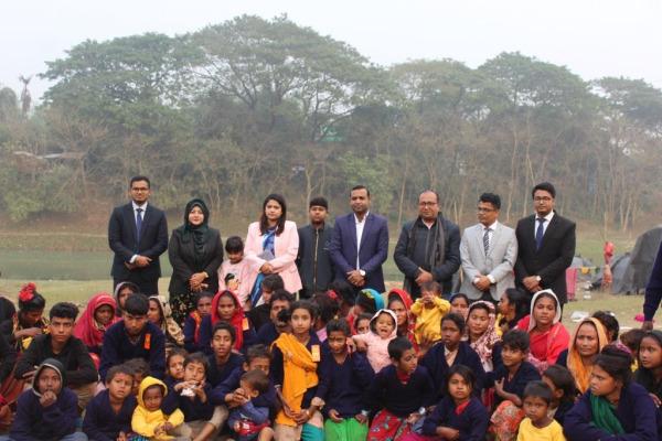 শীতার্ত মানুষের পাশে সপরিবারে জেলা প্রশাসক মোহাম্মদ আমিনুল ইসলাম খান