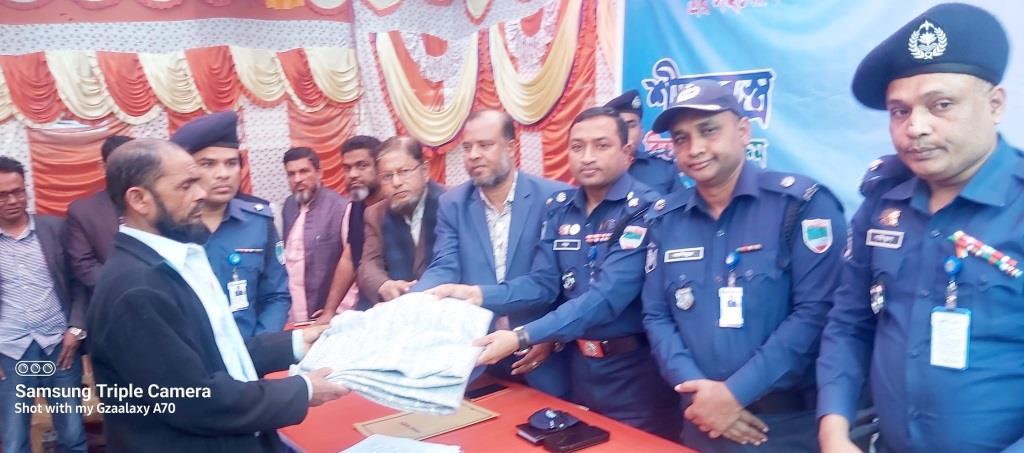 আলমডাঙ্গায় নৈশপ্রহরীদের মধ্যে শীতবস্ত্র বিতরণকালে পুলিশ সুপার আব্দুল্লাহ আল মামুন